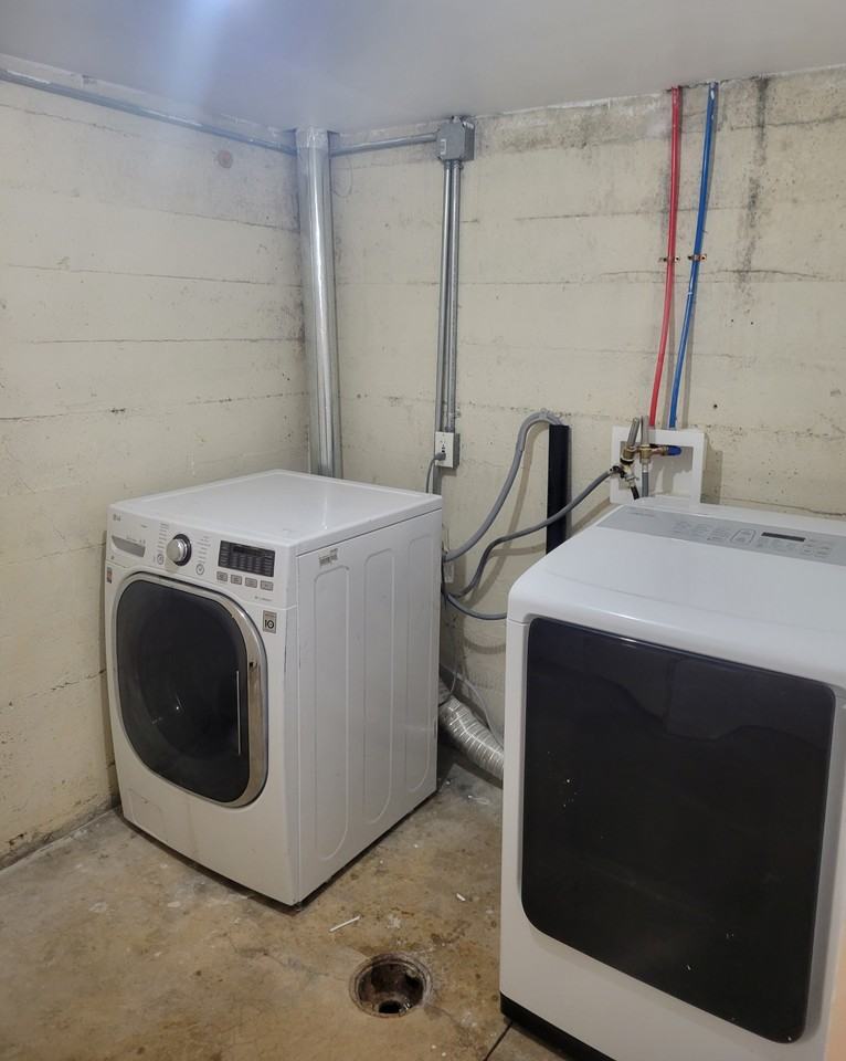 1033 37Th St - Photo 3 of 7