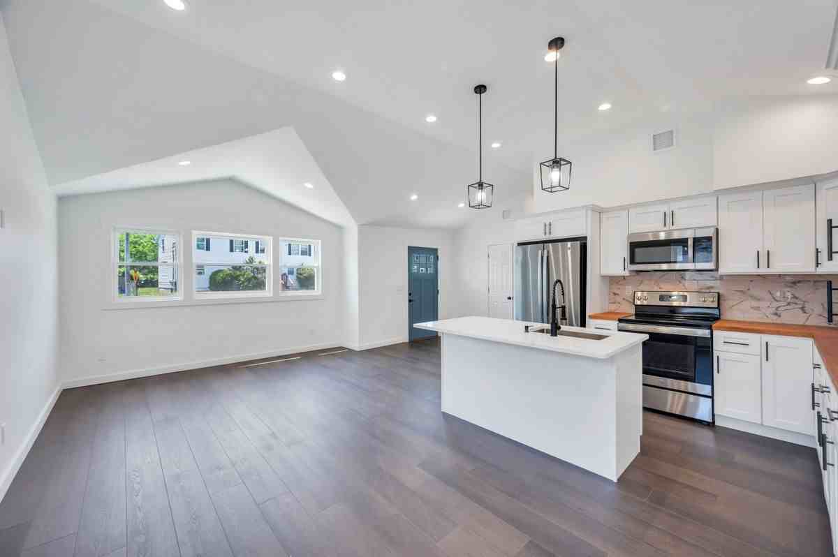 809 Bayview Ave - Photo 2 of 26