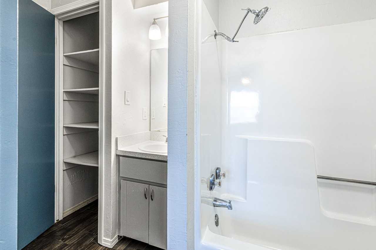 2902 Nw 45th Pl - Photo 5 of 28
