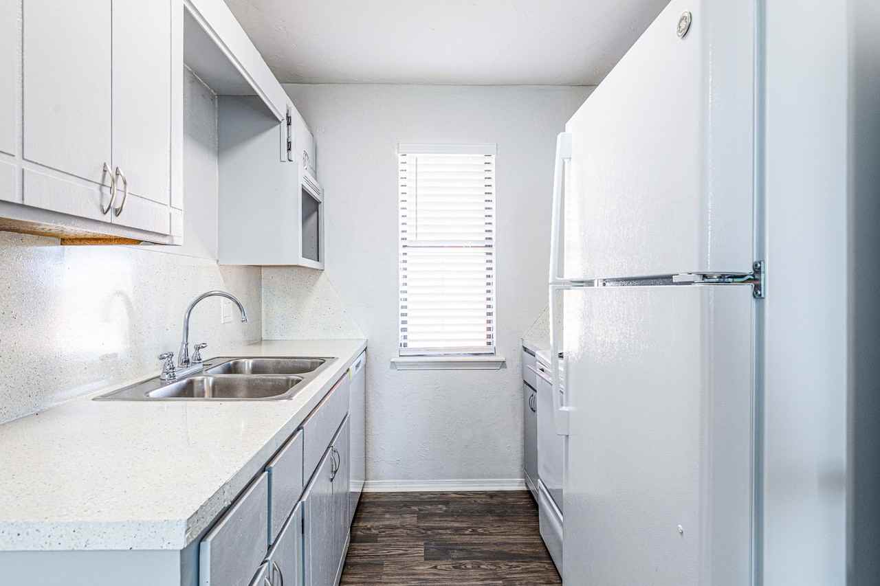2902 Nw 45th Pl - Photo 7 of 28