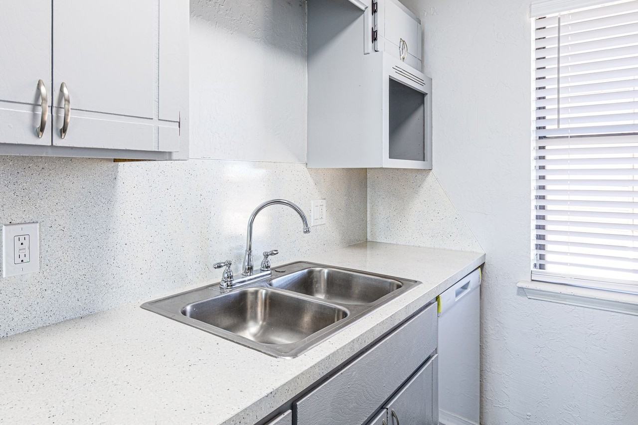 2902 Nw 45th Pl - Photo 6 of 29