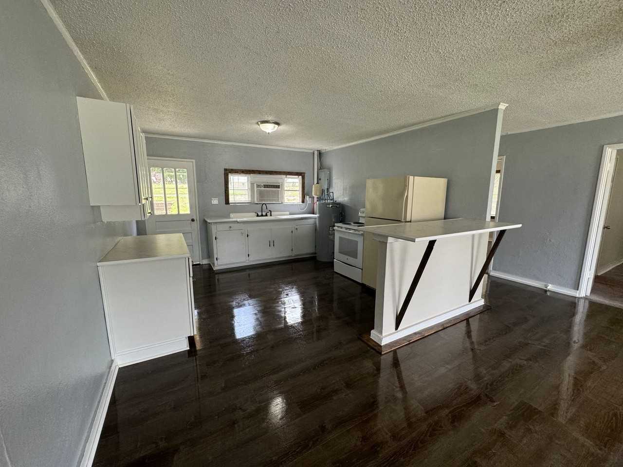 Barry- 1326 - Photo 2 of 7