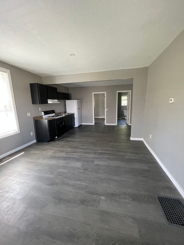 1121 S 9th St #1 - Photo 2 of 10