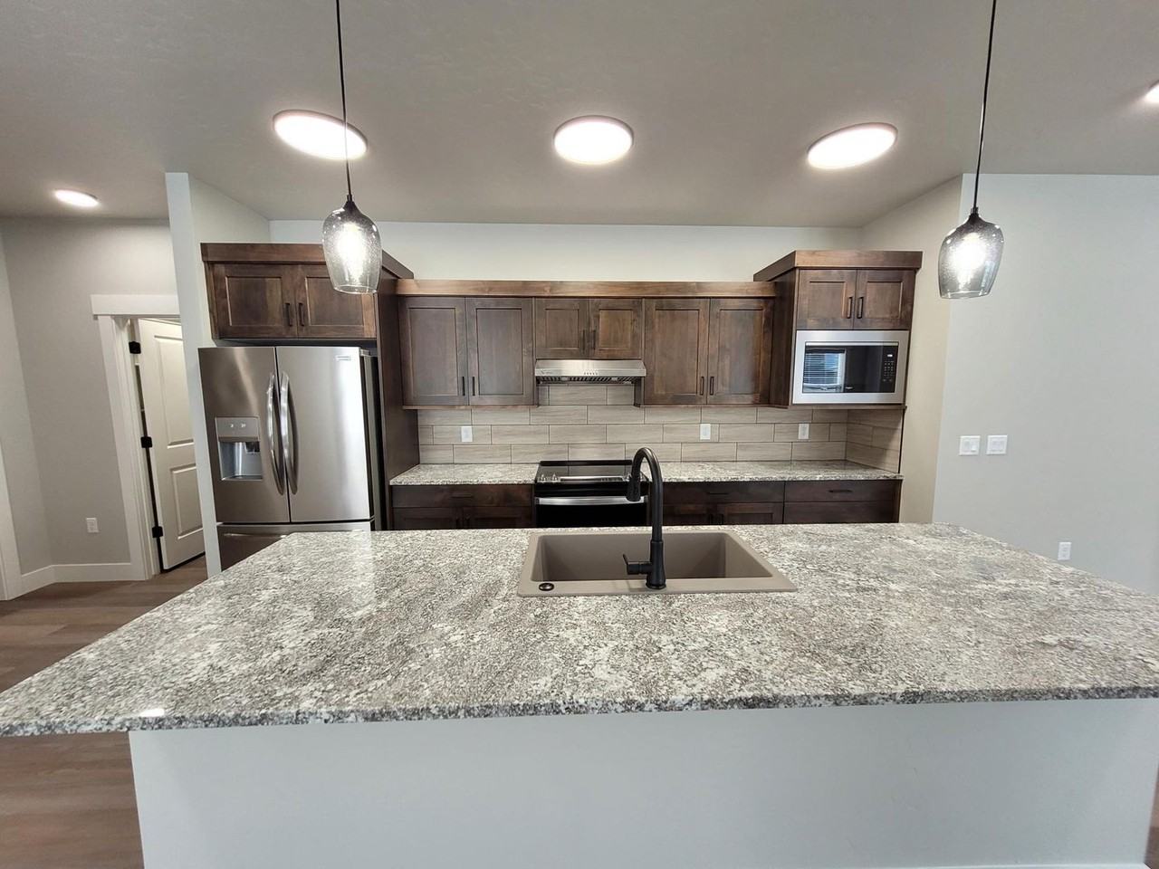 558 W Broadway Ave - Photo 3 of 19