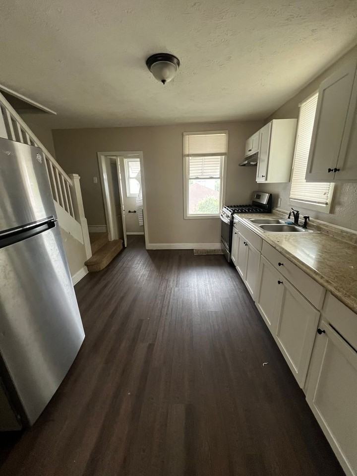 316 N 2nd St - Photo 3 of 10