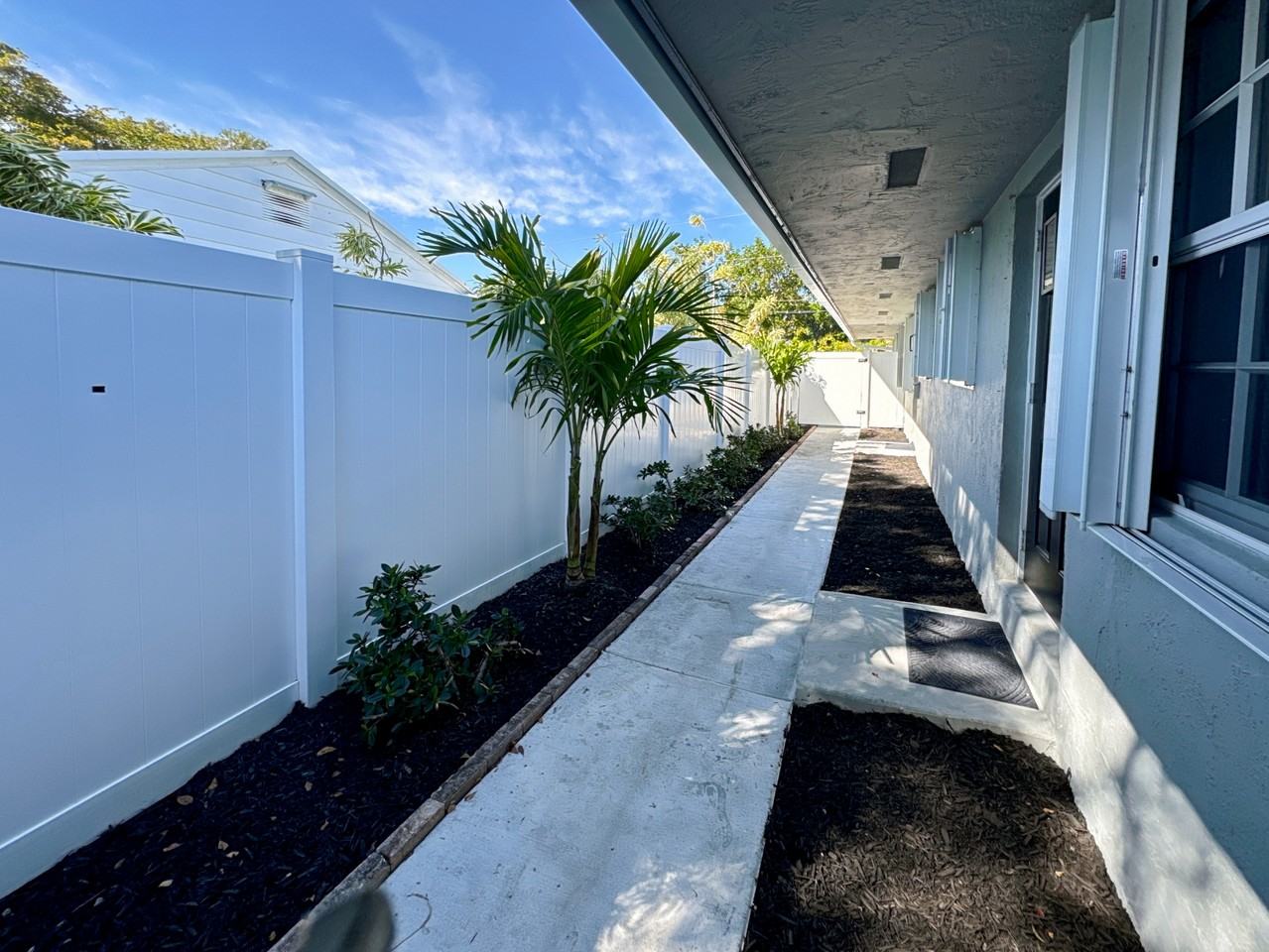 1011 Ne 17th St #3 - Photo 2 of 4