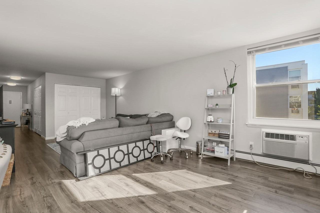 Fully Renovated Modern Apartments - Photo 7 of 20