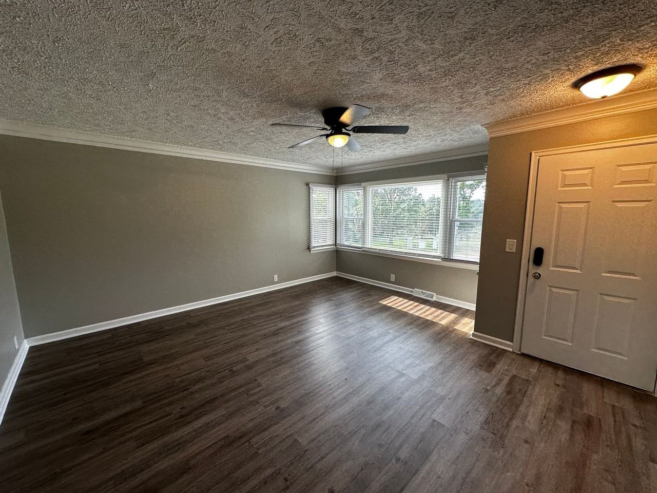 6455 Pacific St - Photo 3 of 15