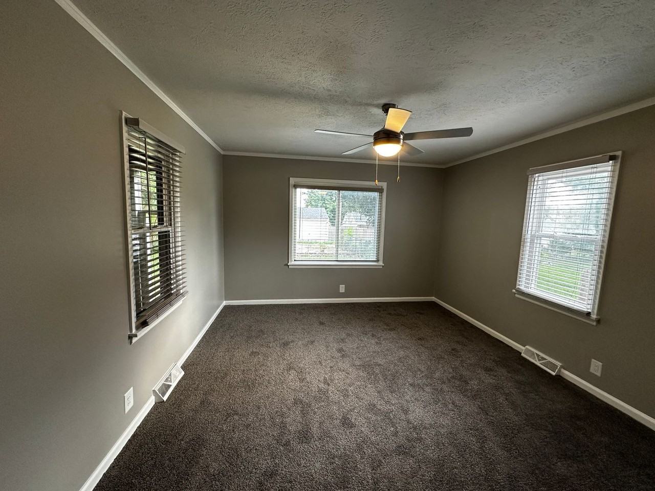 6455 Pacific St - Photo 4 of 15