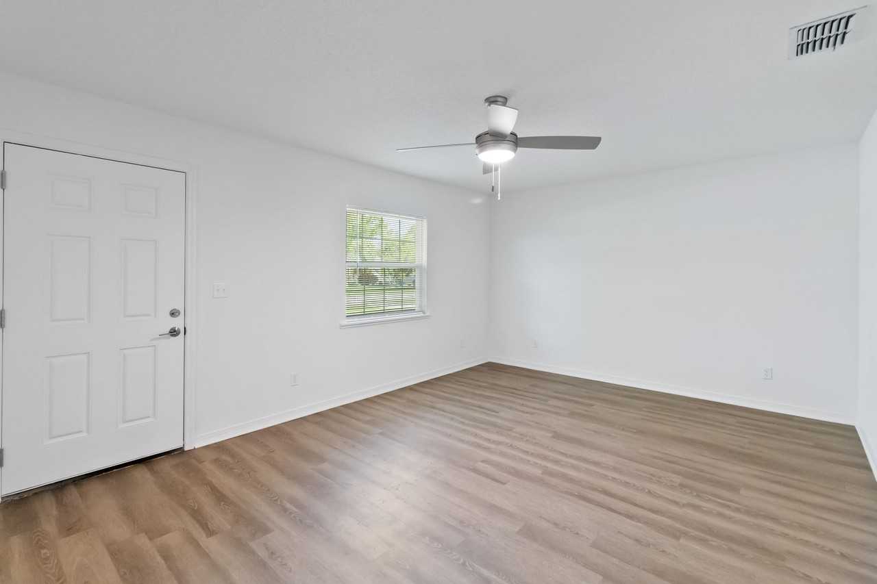 225 Montana Ave - Photo 3 of 15