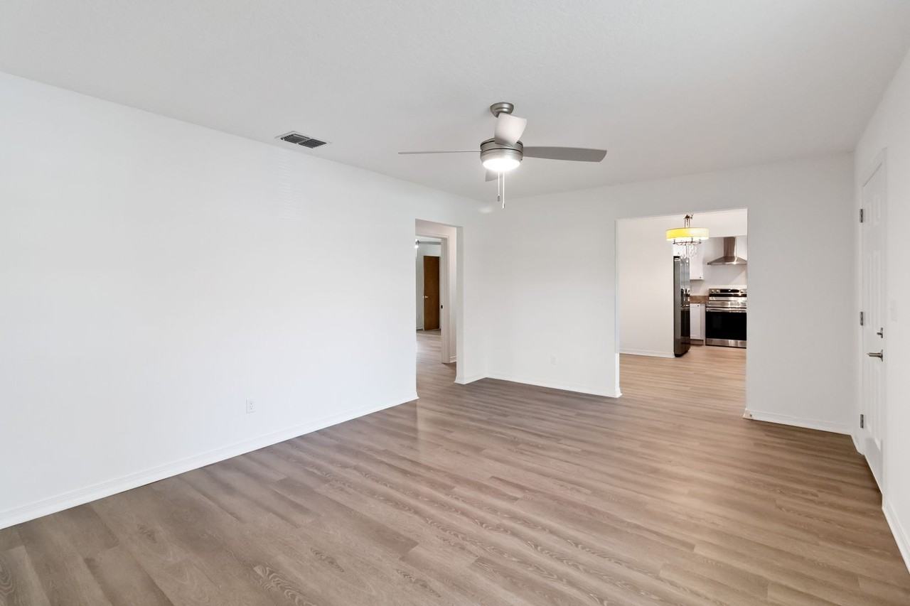 225 Montana Ave - Photo 4 of 15