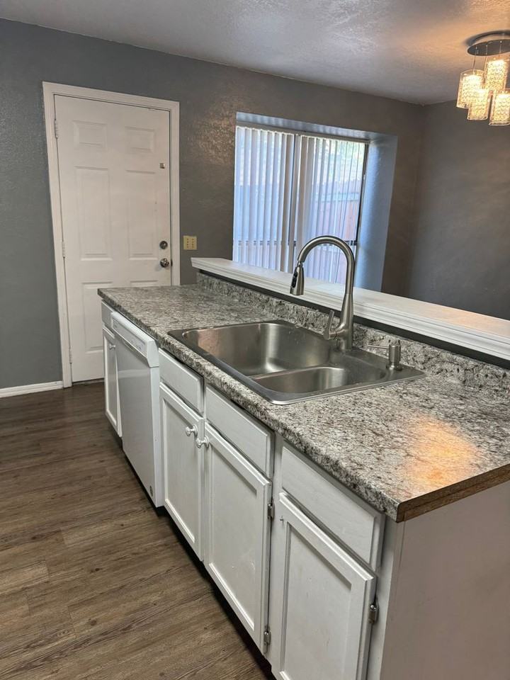 1305 Eastgate Dr - Photo 6 of 23