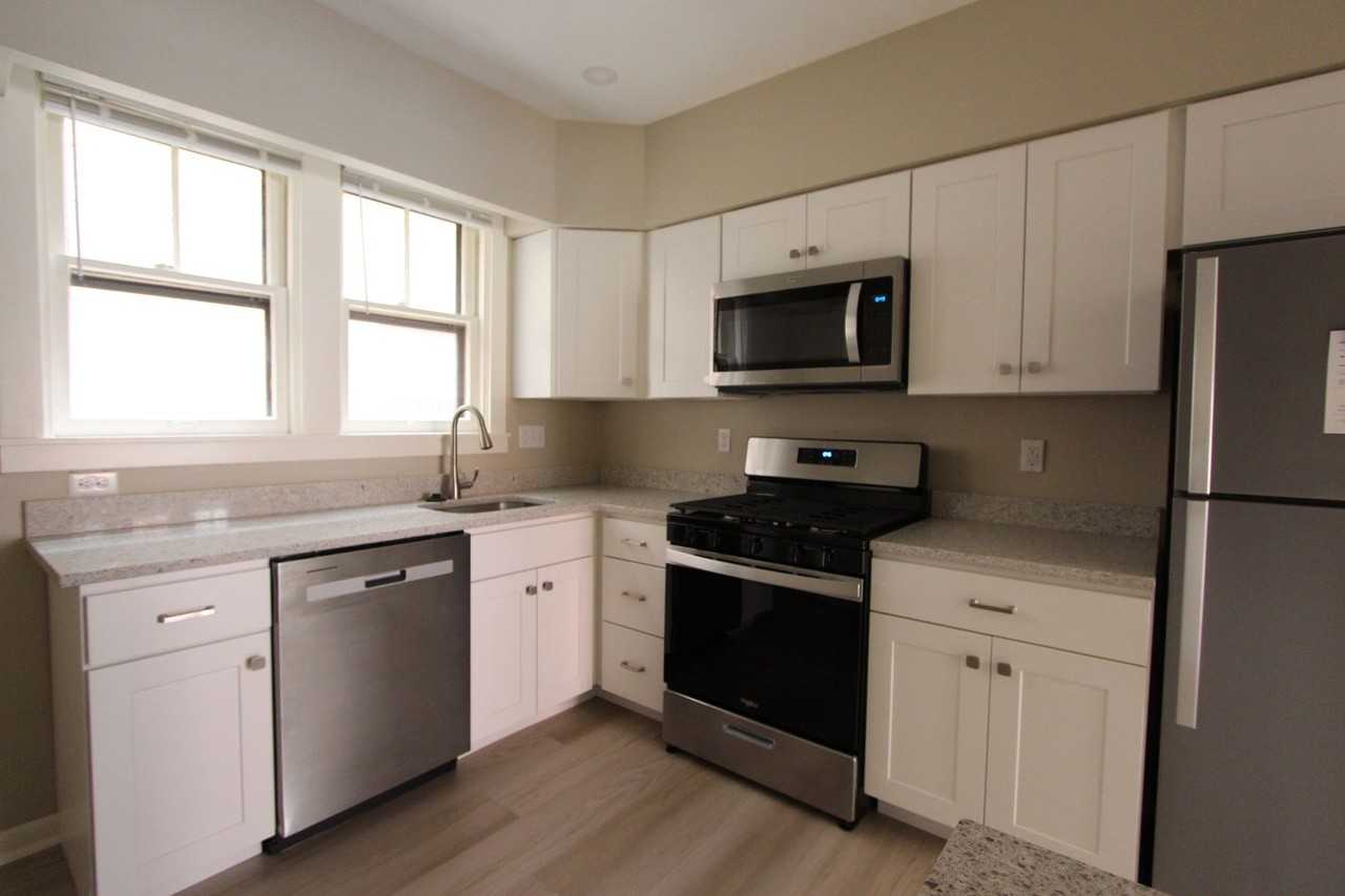 321 W Hutchinson Ave - Photo 3 of 16