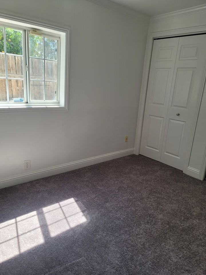 247 Douglas St - Photo 3 of 12