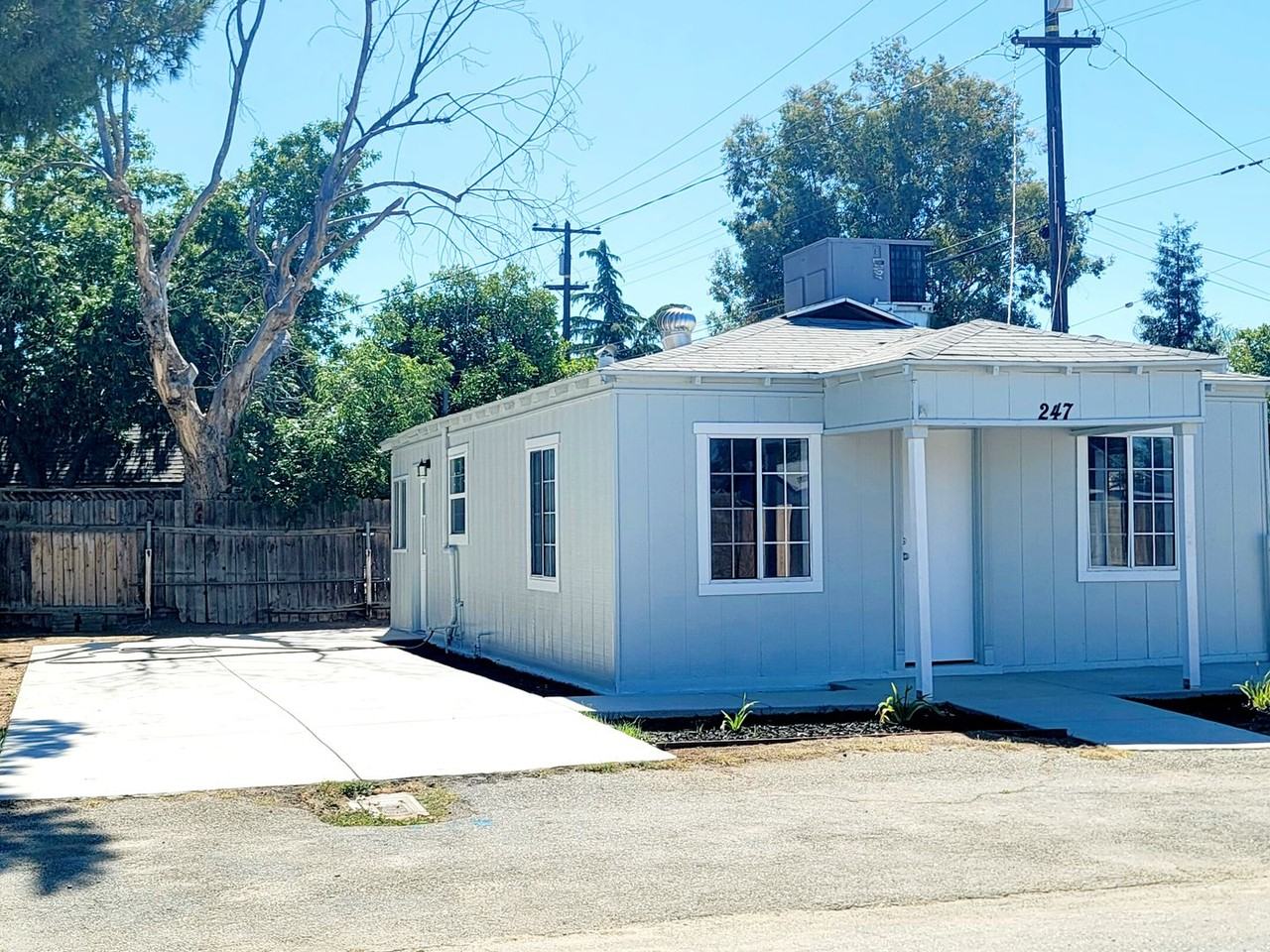 247 Douglas St - Photo 2 of 12