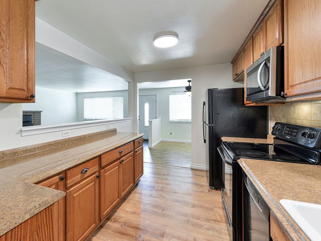 1516 Jones Ave Ne - Photo 3 of 25