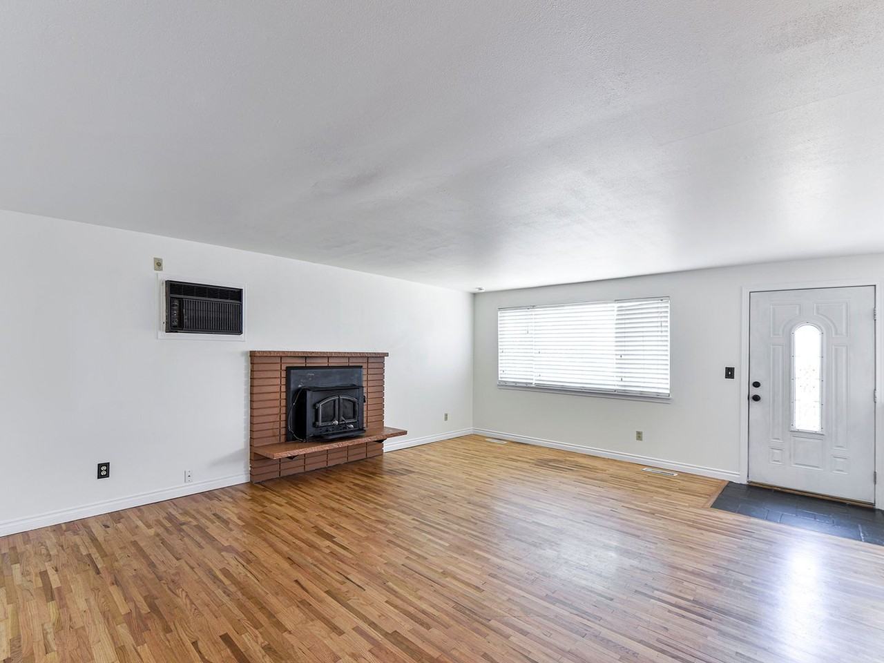 1516 Jones Ave Ne - Photo 4 of 25
