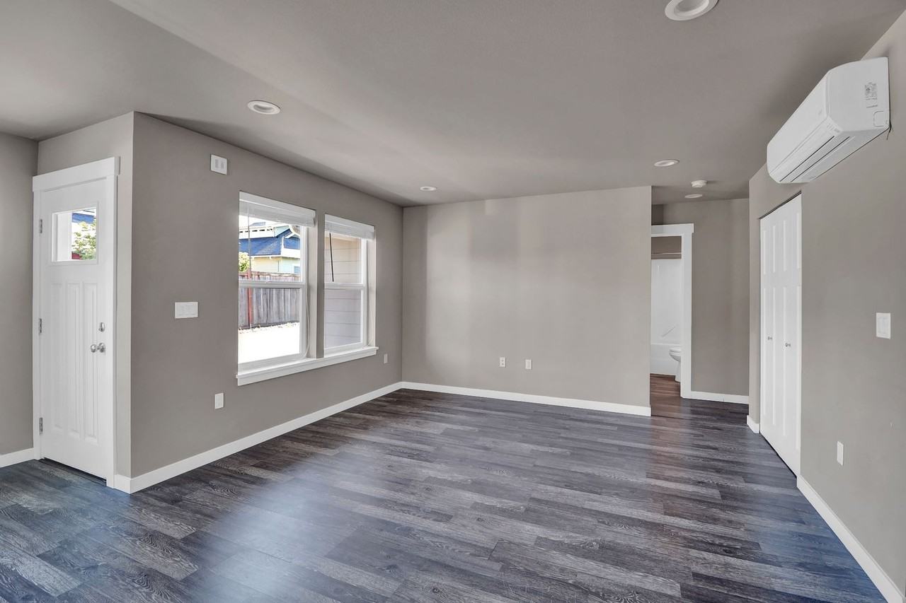 2514 J Ave - Photo 2 of 11