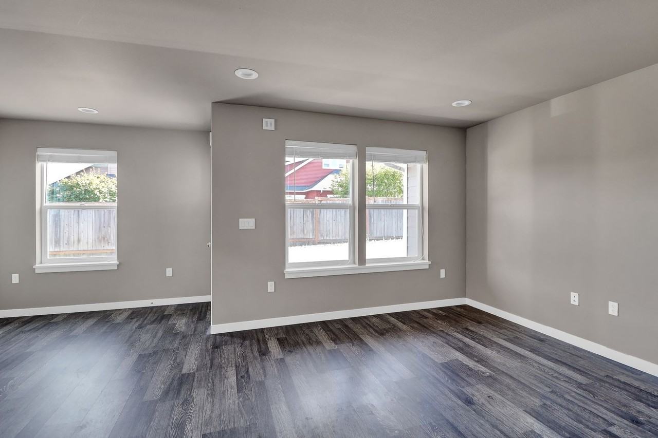 2514 J Ave - Photo 3 of 11