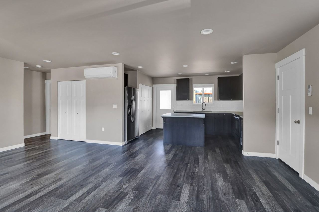 2514 J Ave - Photo 4 of 11