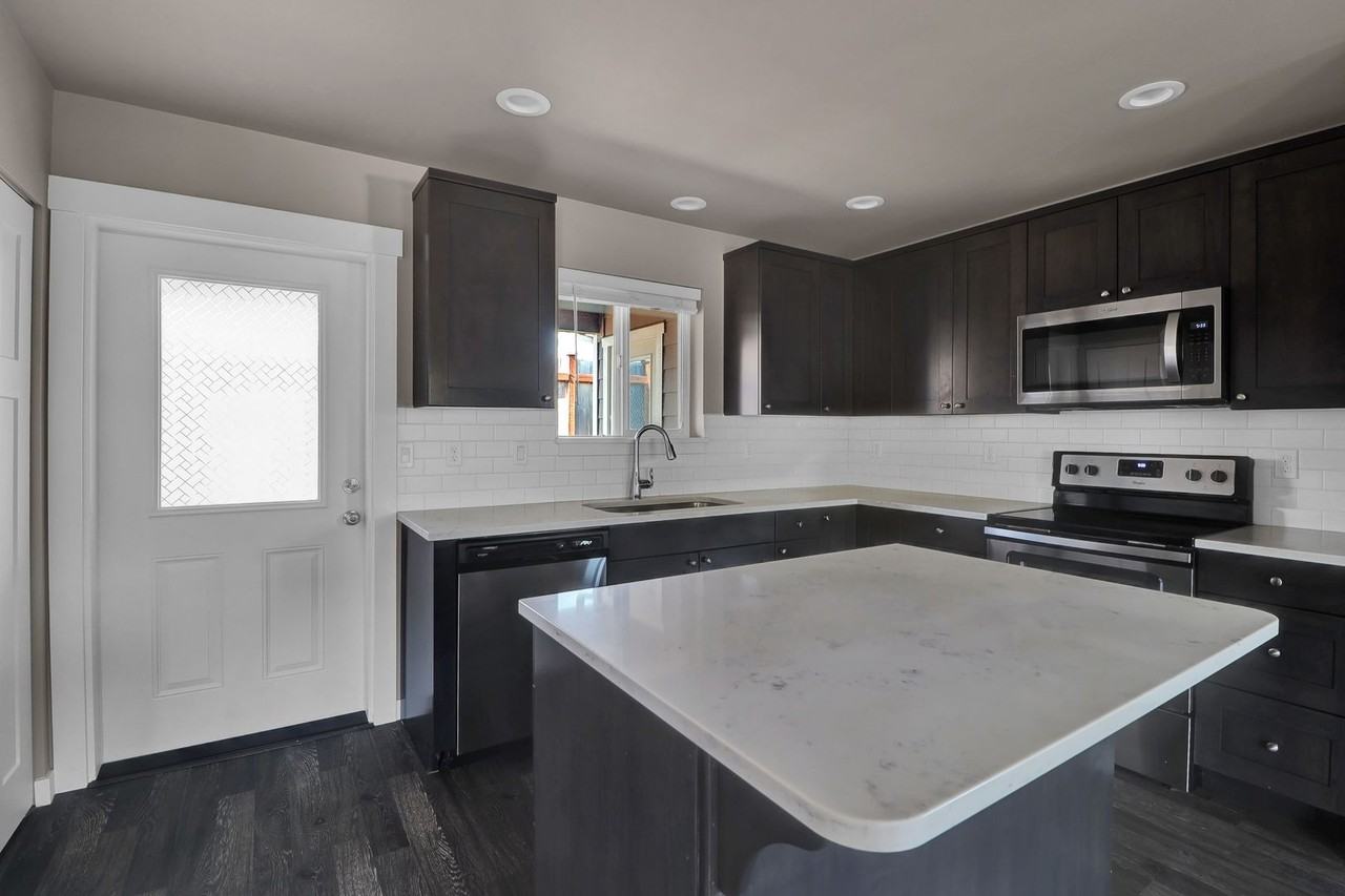 2514 J Ave - Photo 5 of 11