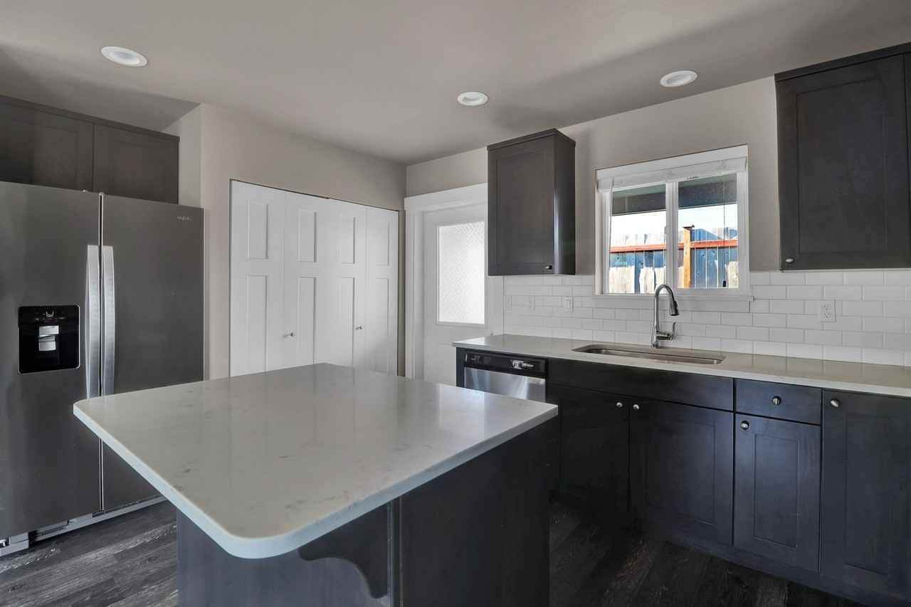 2514 J Ave - Photo 6 of 11