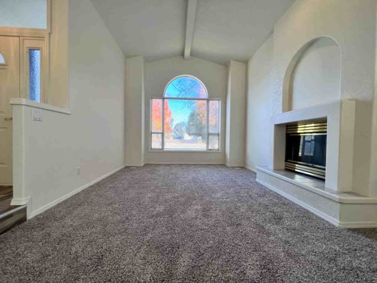 411 N Edgewood Ln - Photo 4 of 33