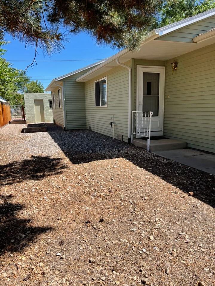 827 Beech Ave - Photo 2 of 22