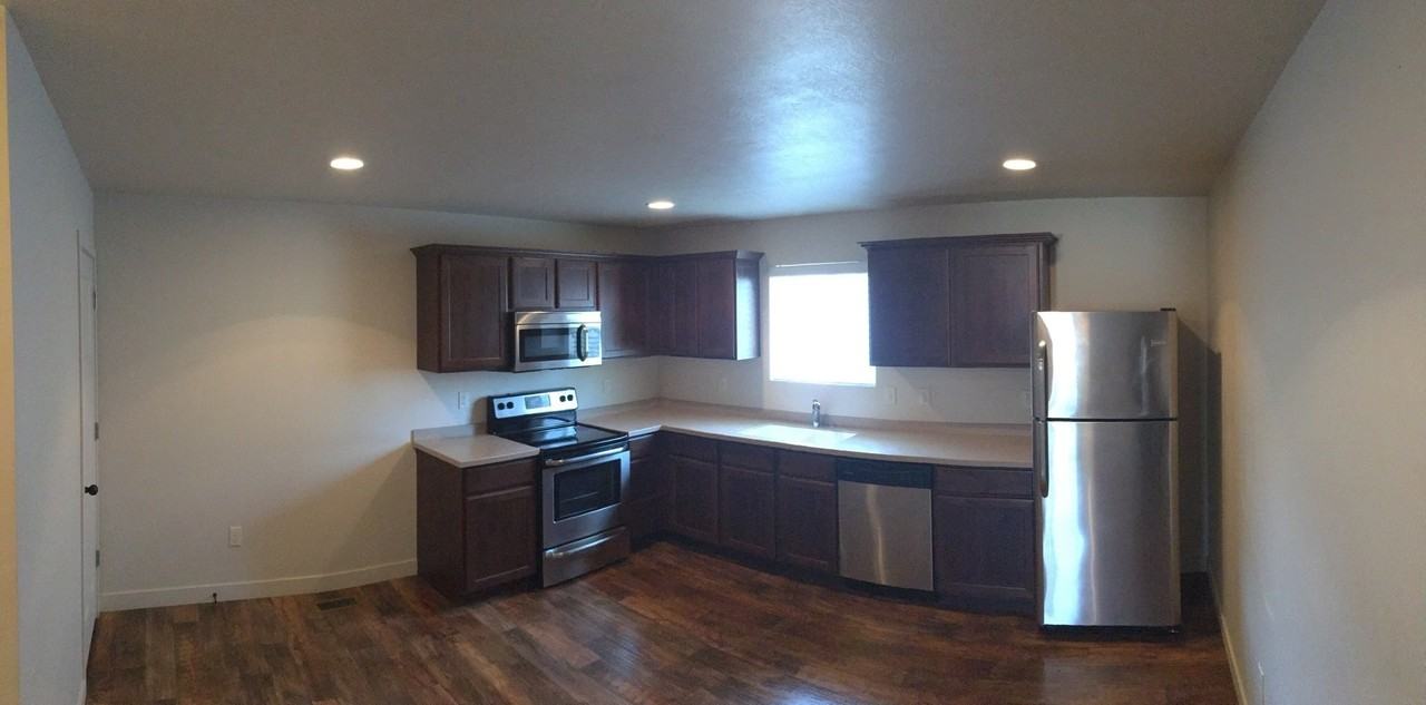 748 E 150 N - Photo 2 of 34