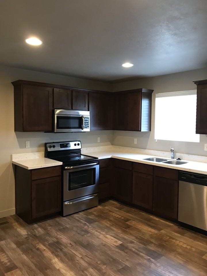 748 E 150 N - Photo 3 of 34