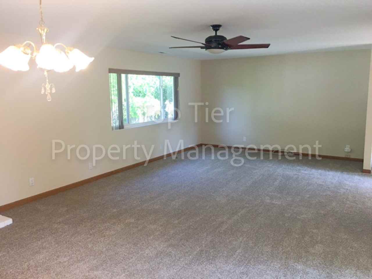 1435 Fargo Ct - Photo 3 of 32