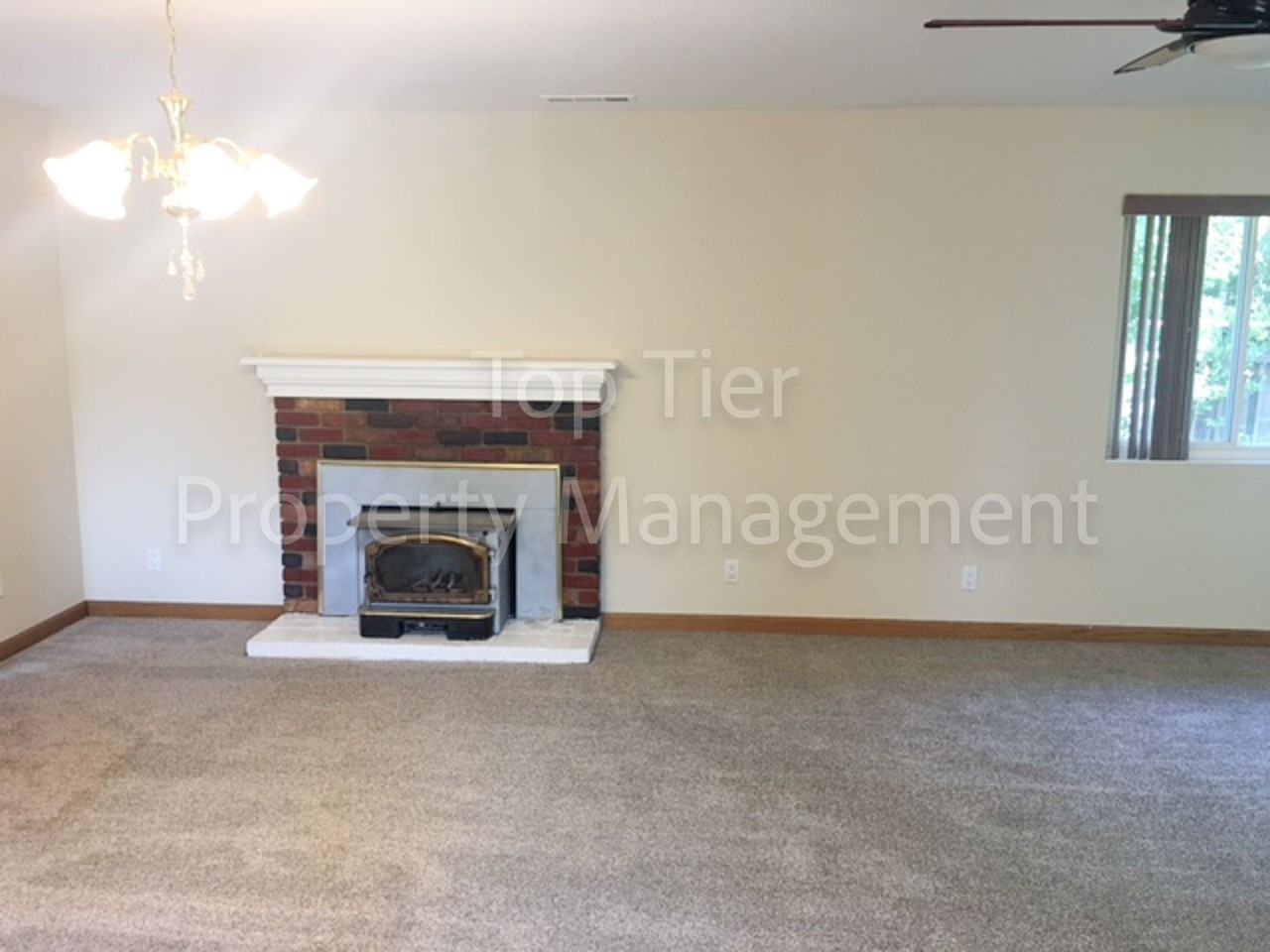 1435 Fargo Ct - Photo 4 of 32