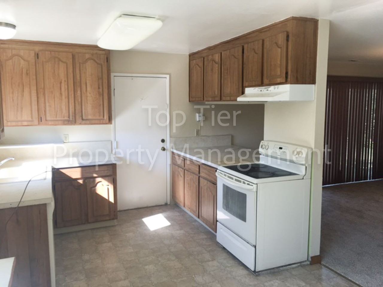 1435 Fargo Ct - Photo 6 of 32