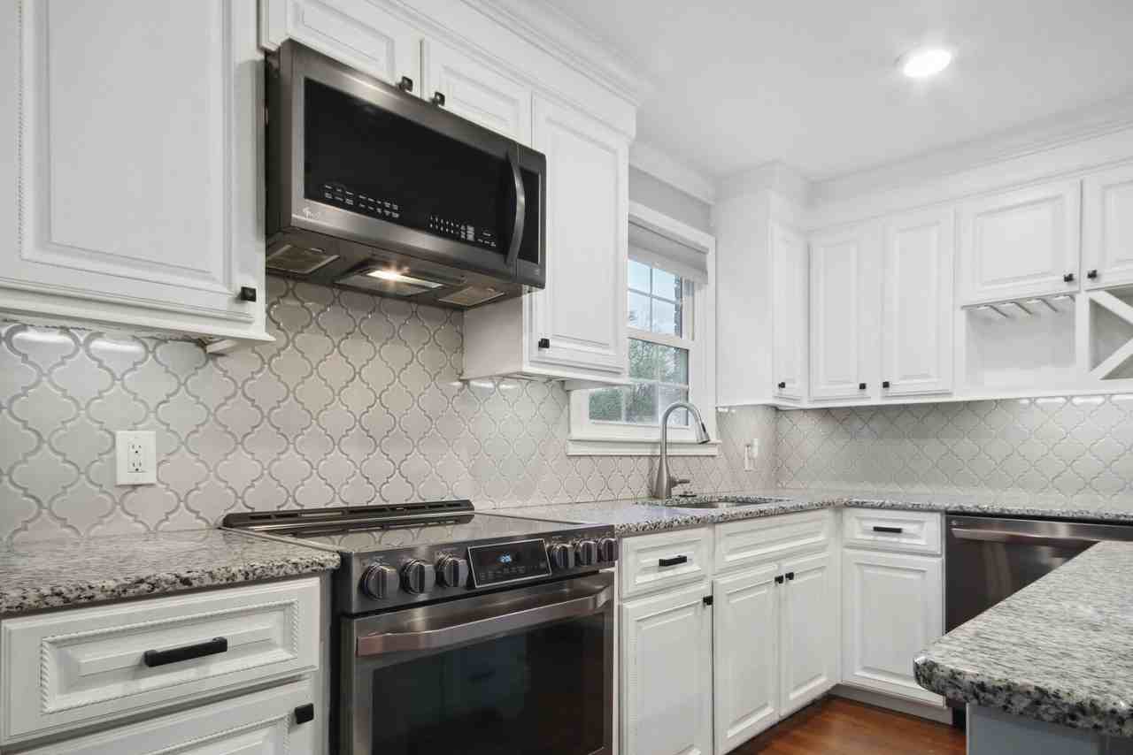 2840 Burbank Dr - Photo 2 of 27