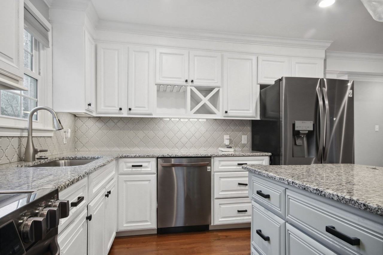 2840 Burbank Dr - Photo 3 of 27