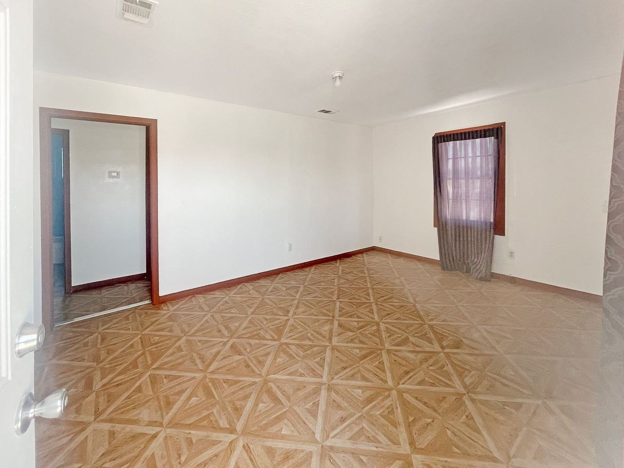 917 N 1st St - Photo 2 of 7