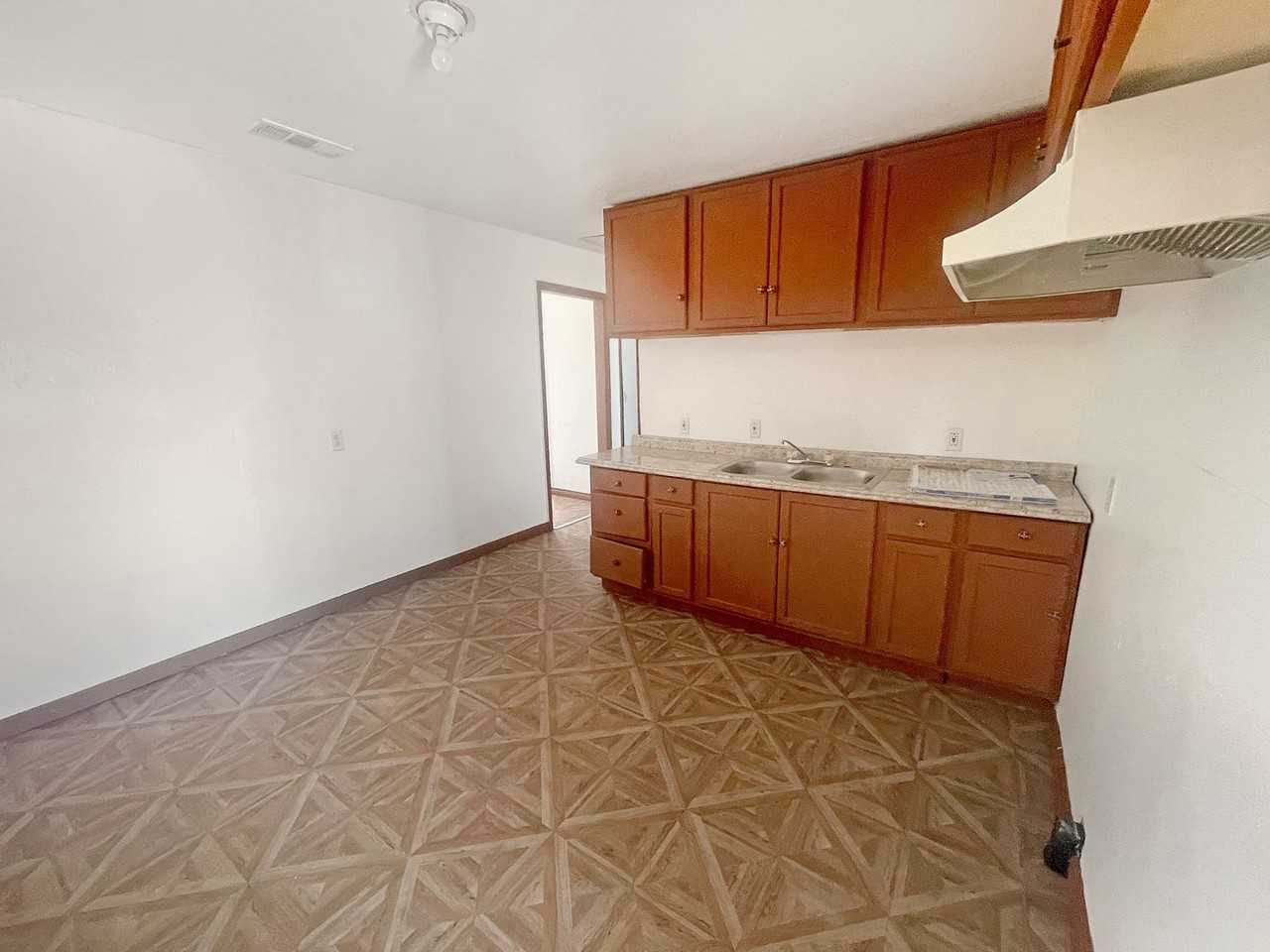 917 N 1st St - Photo 3 of 7