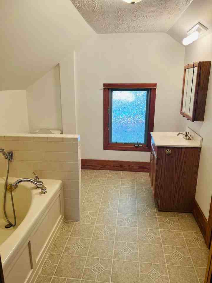 304 N Rogers Ave - Photo 7 of 34