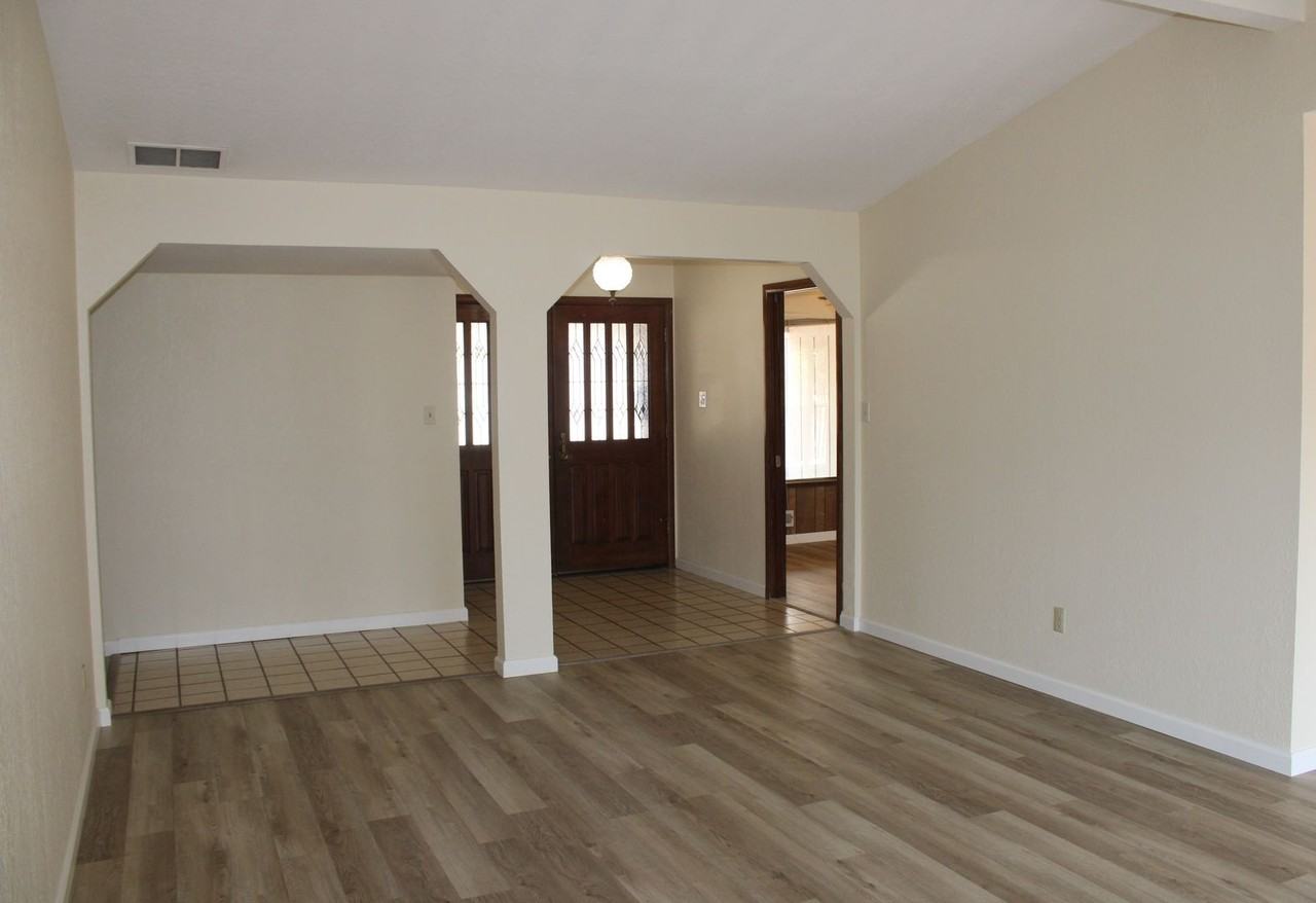 9133 Winding Oak Dr - Photo 3 of 22