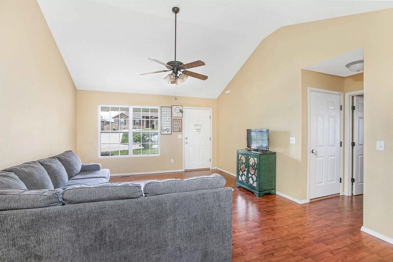 2046 S Pebbleridge - Photo 2 of 7