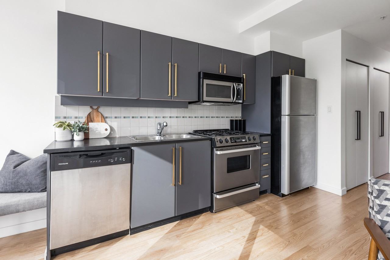 1478 W Hastings St - Photo 6 of 14