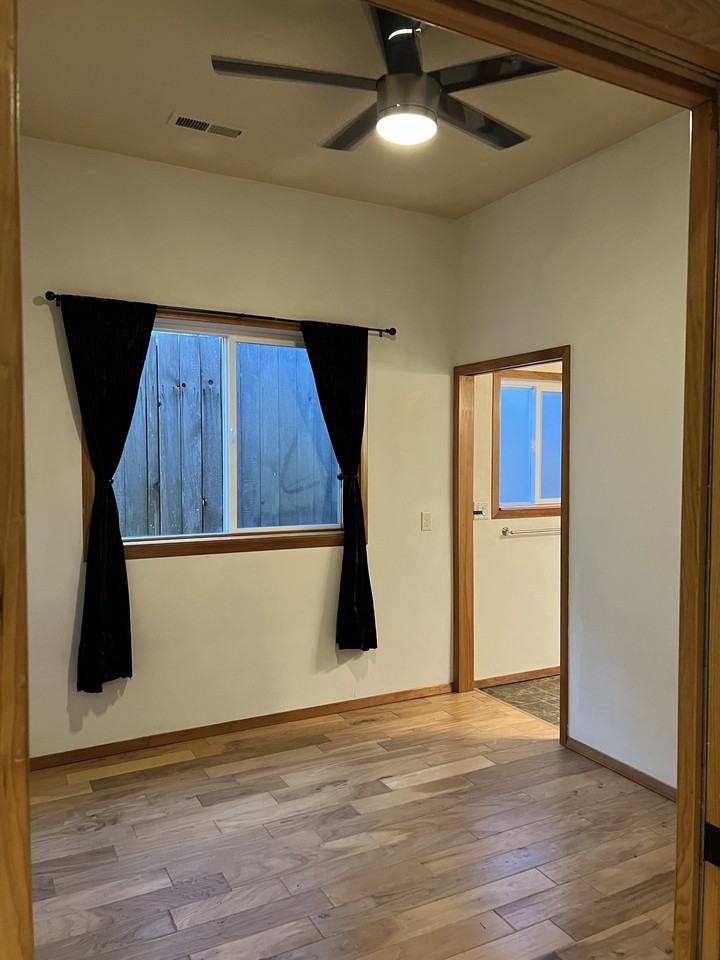 1007 Nw Lake St #NA - Photo 7 of 11