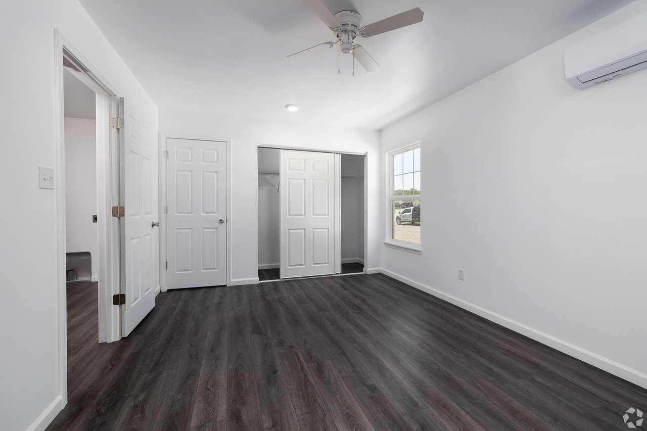 Crimson Landing - Photo 6 of 25