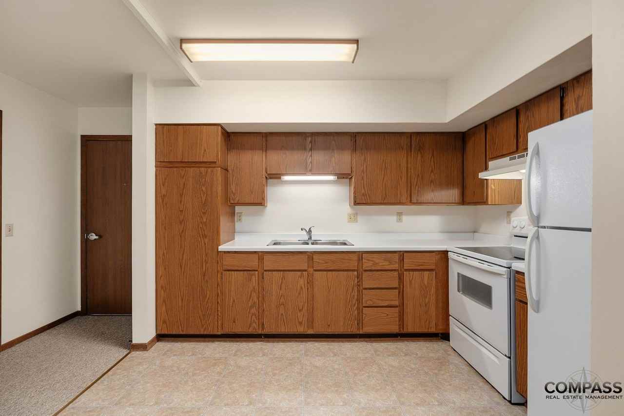 610 Gray St Apartments - Photo 3 of 39