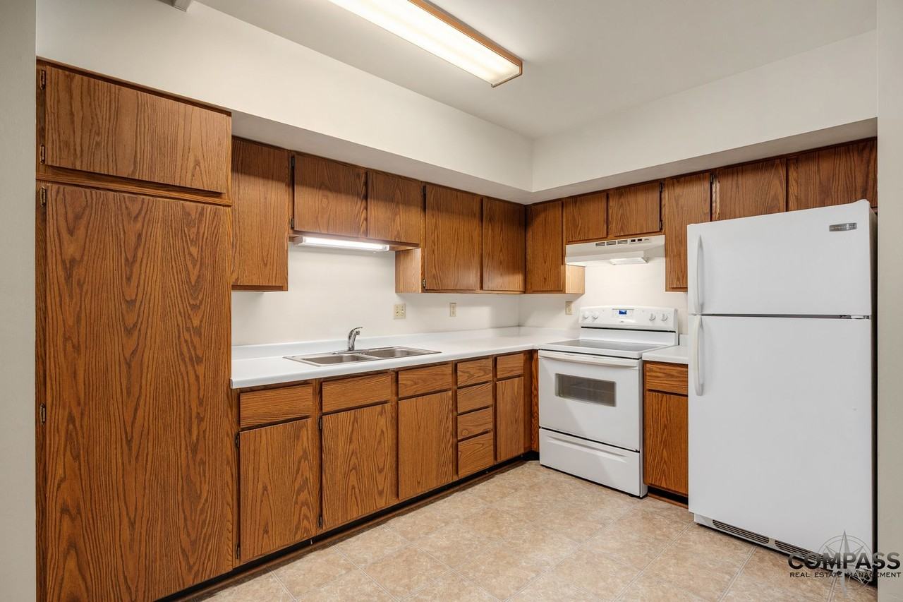 610 Gray St Apartments - Photo 4 of 39