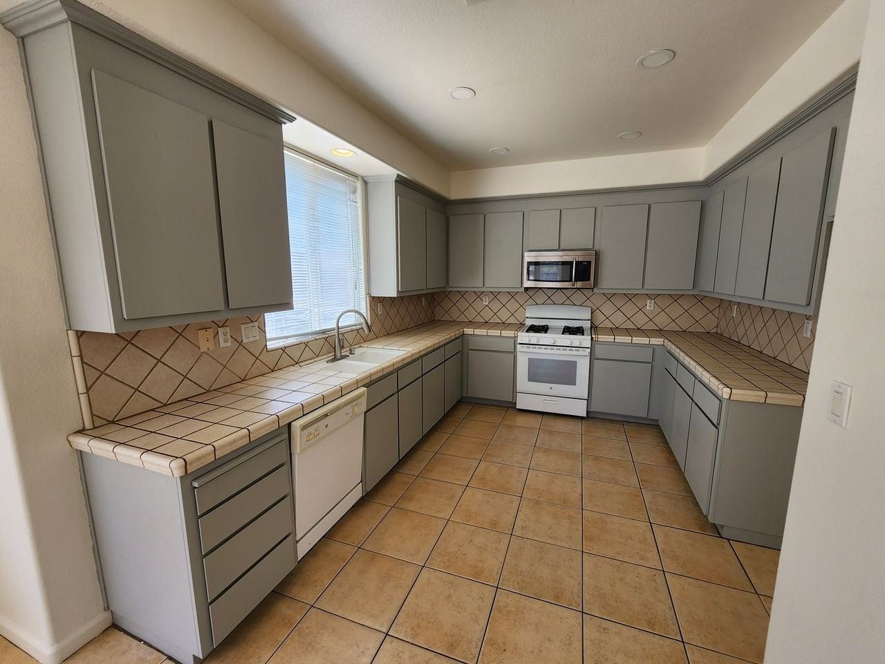 1154 Strawbridge Dr - Photo 3 of 29