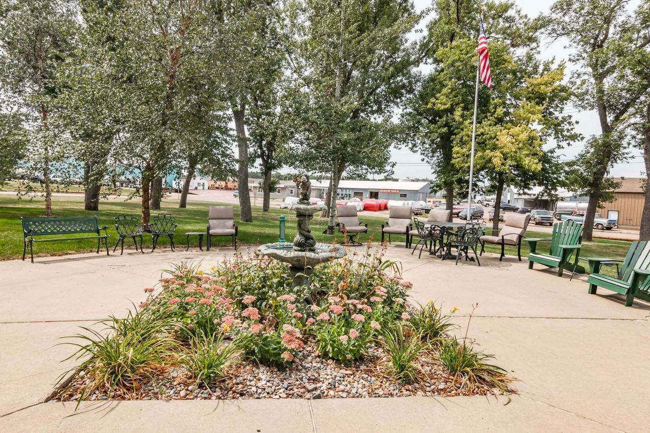 909 E 14th St - Photo 2 of 10