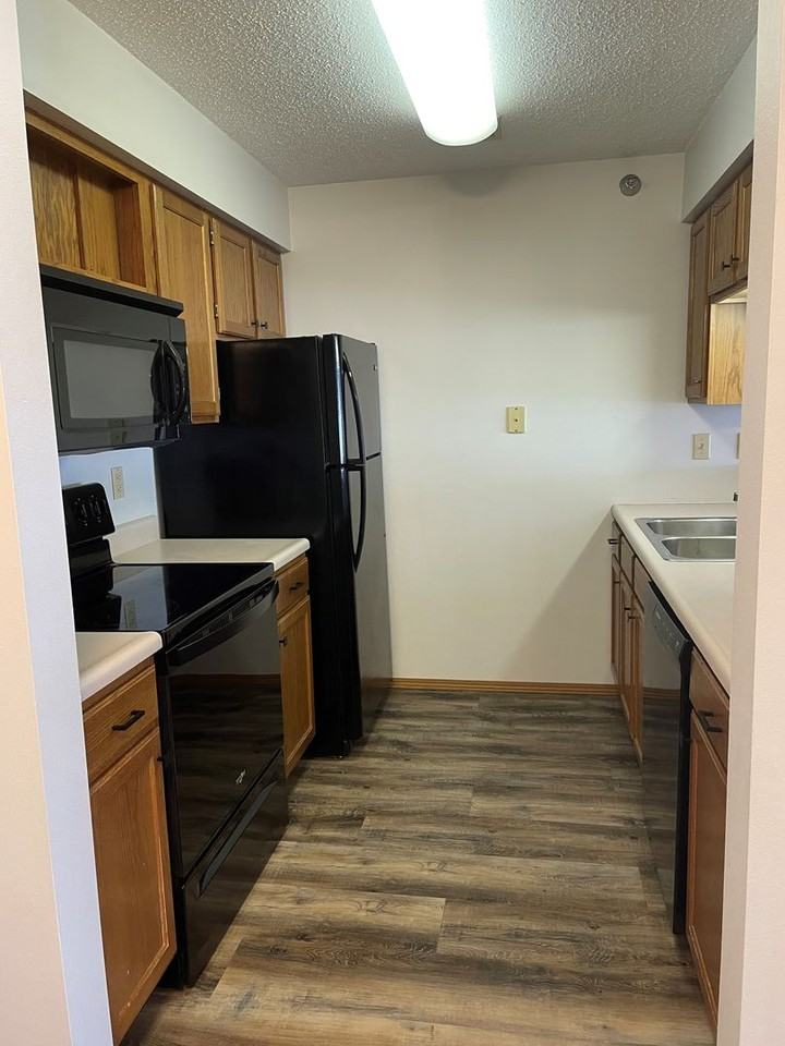 909 E 14th St - Photo 3 of 10