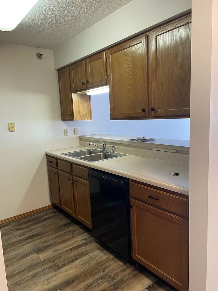 909 E 14th St - Photo 4 of 10