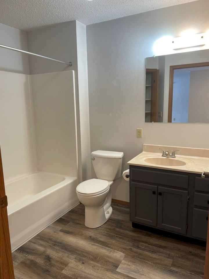 909 E 14th St - Photo 6 of 10